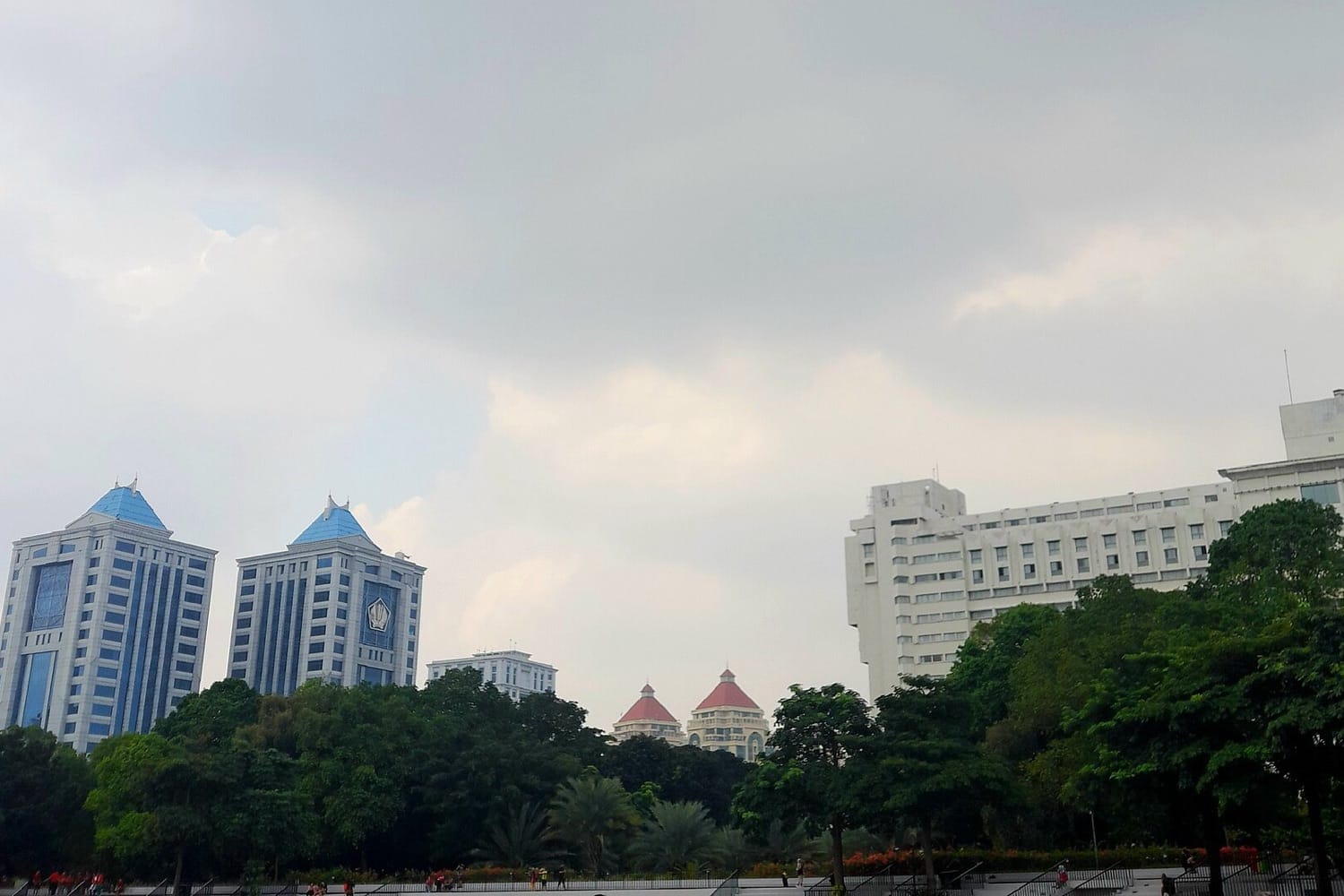Menara kembar beratap biru kawasan Kementerian Keuangan di Lapangan Banteng, Jakarta, dilihat dari taman