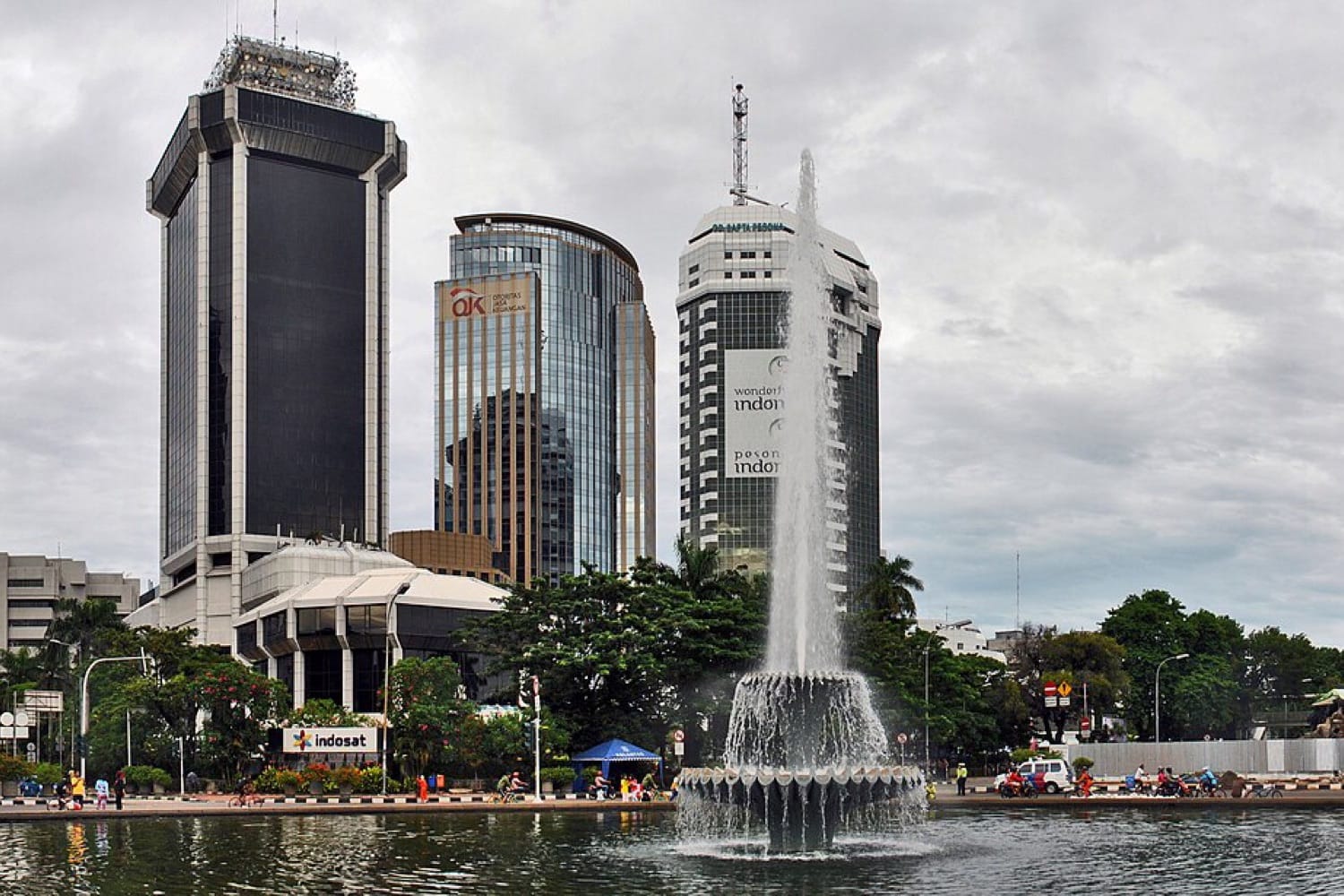 Air mancur di Bundaran Bank Indonesia, Jakarta, dengan gedung-gedung perkantoran tinggi di sekelilingnya