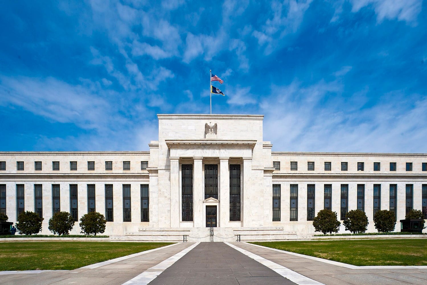 Gedung Marriner S. Eccles, kantor pusat Federal Reserve di Washington, di bawah langit biru