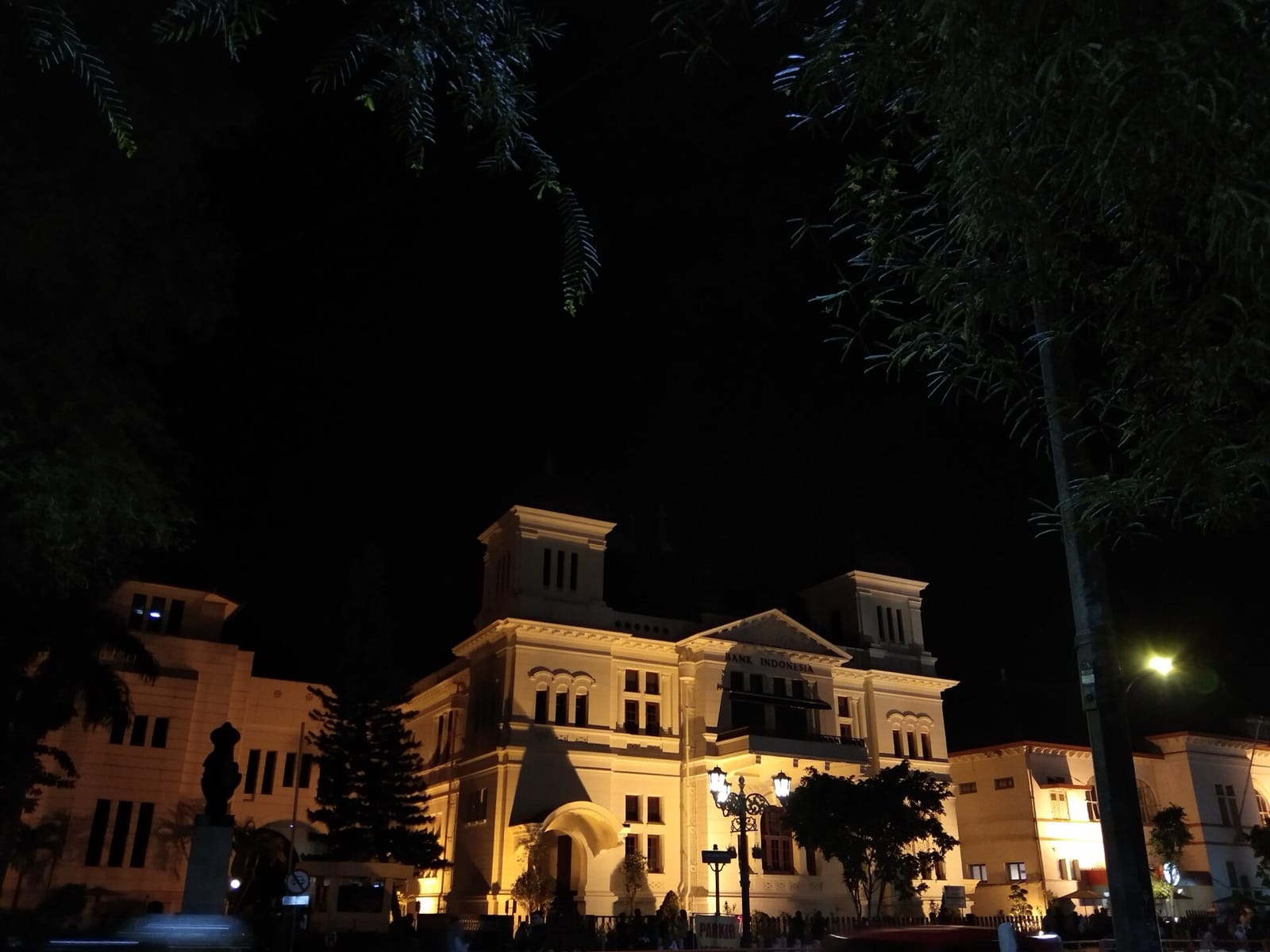 Gedung Bank Indonesia di kawasan Titik Nol Yogyakarta pada malam hari