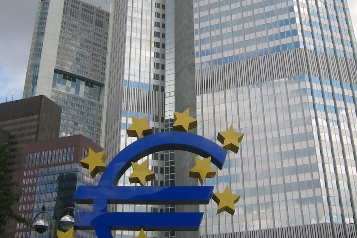 Patung lambang euro berlatar menara kantor Bank Sentral Eropa di Frankfurt