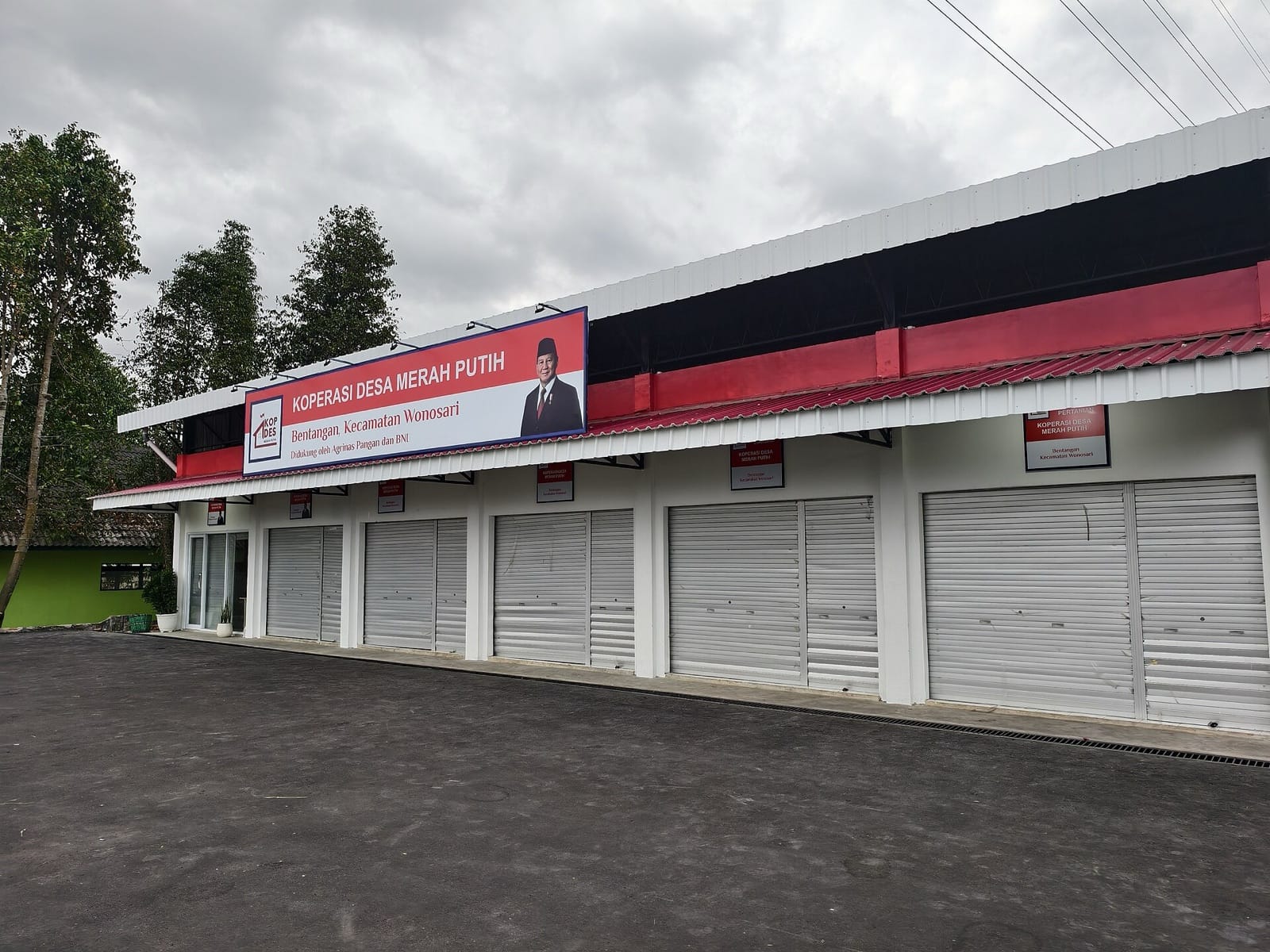Bangunan baru Koperasi Desa Merah Putih Bentangan, Klaten, dengan deretan rolling door tertutup