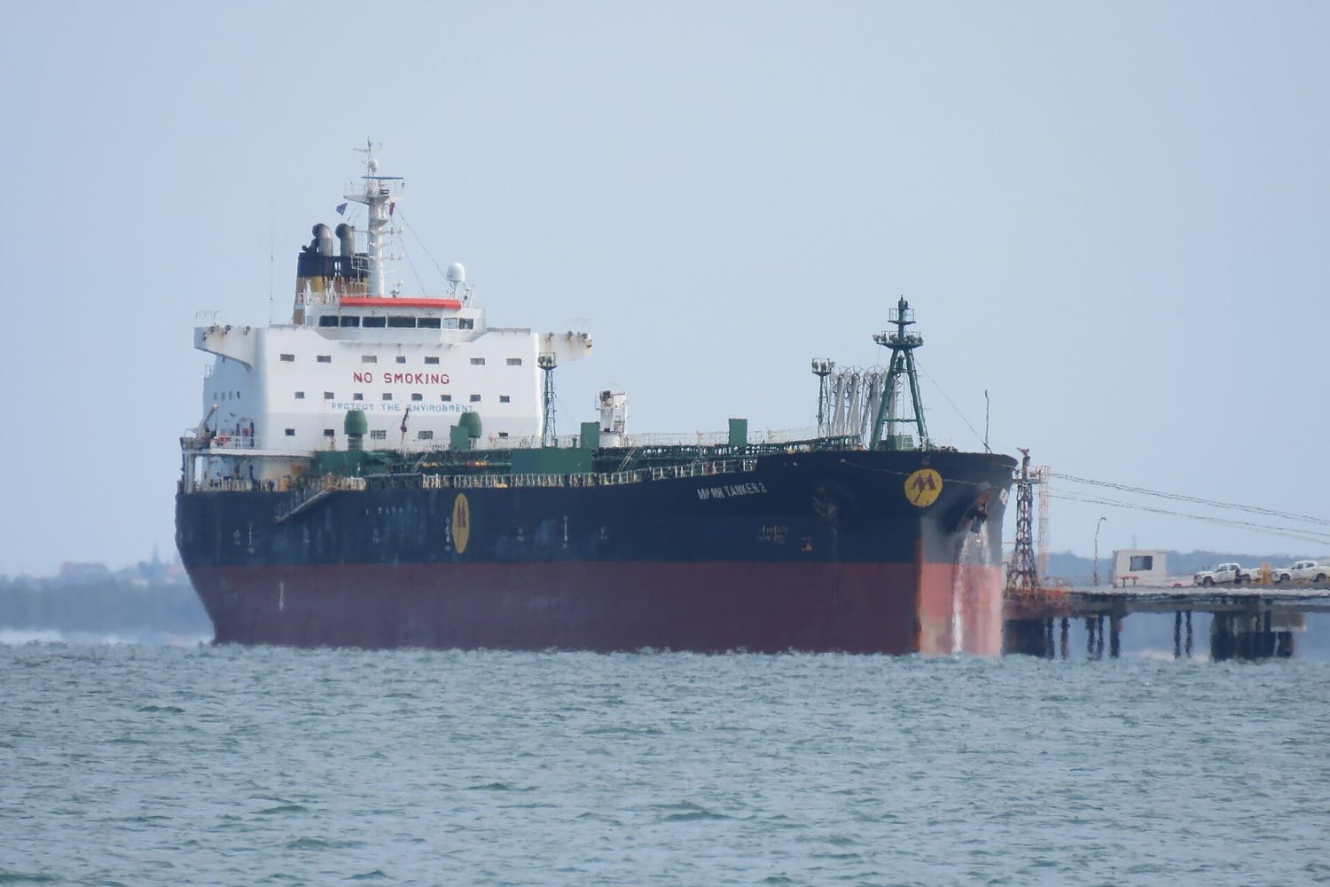 Kapal tanker produk minyak bersandar di dermaga kilang BP di Kwinana, Australia