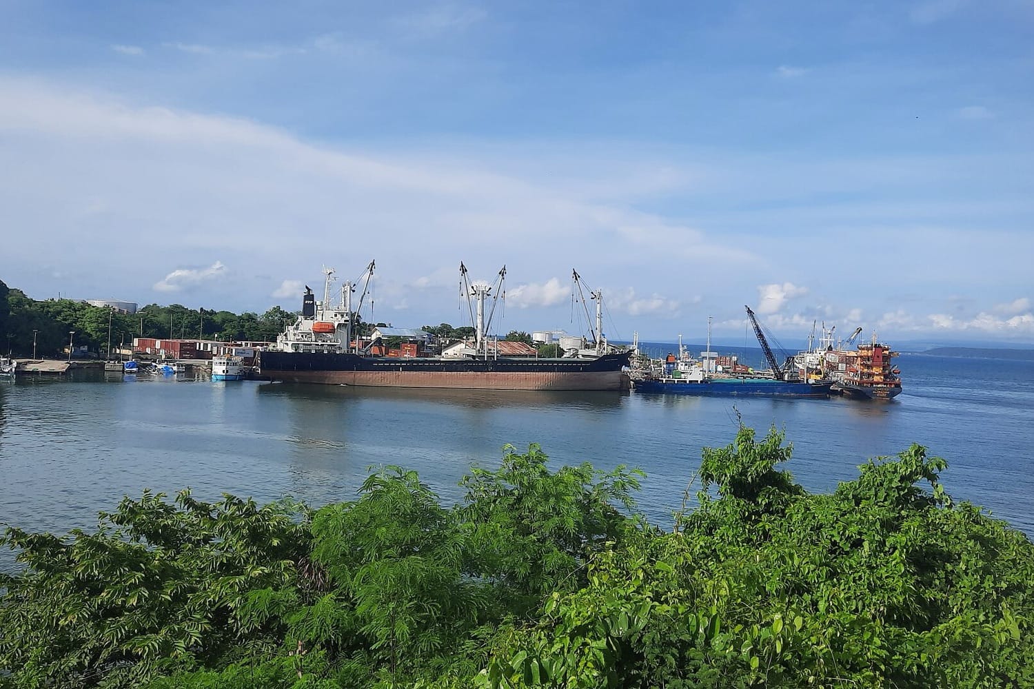 Kapal kargo bersandar di dermaga pelabuhan Badas, Sumbawa Besar, dengan perairan teluk di depannya