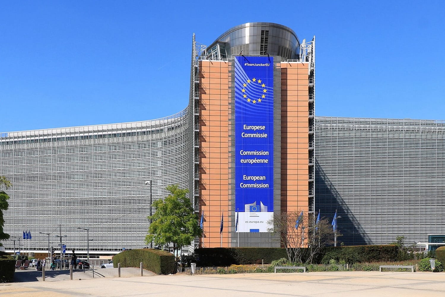 Gedung Berlaymont, kantor pusat Komisi Eropa di Brussel, dengan spanduk biru bertuliskan European Commission