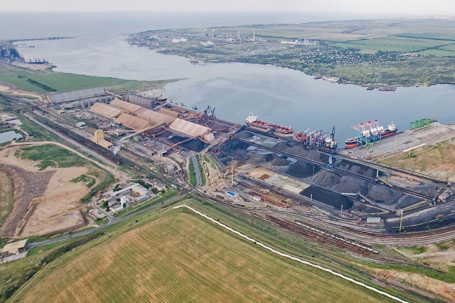 Foto udara terminal TIS di pelabuhan Pivdennyi, wilayah Odesa, Ukraina, dengan kapal curah sandar di dermaga