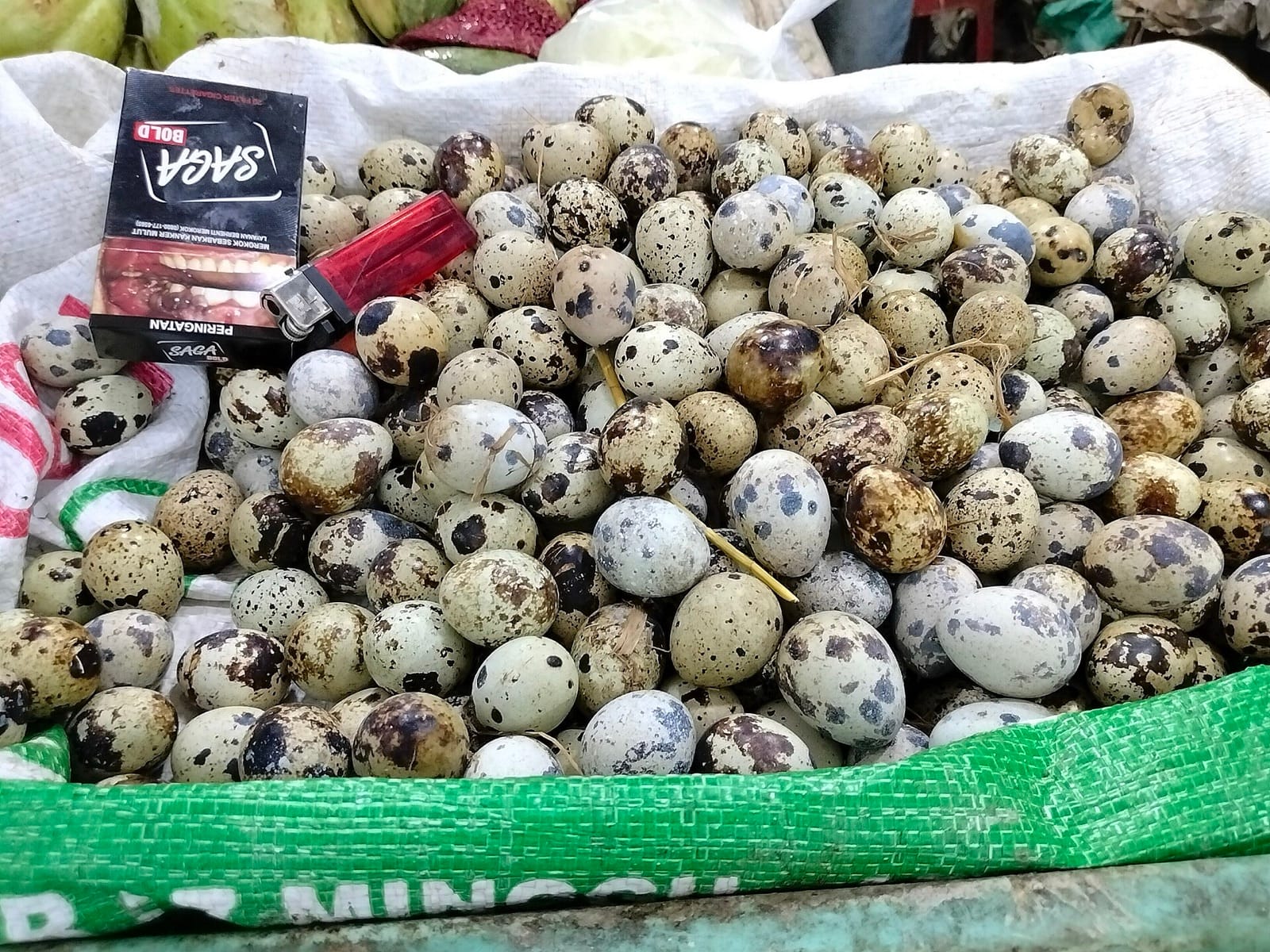Tumpukan telur puyuh dijual di atas karung di Pasar Tanjung Anyar, Mojokerto